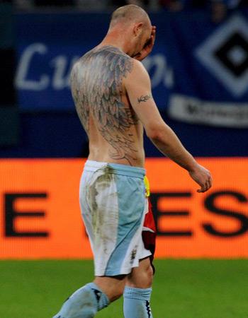 tatouage d'ailes dans le dos de l'irlandais stephen ireland