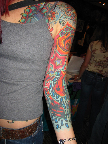 tatouage multicolore avec rappel de couleur