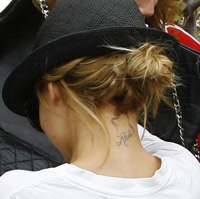 tatouage sur la nuque et chapeau pour femme