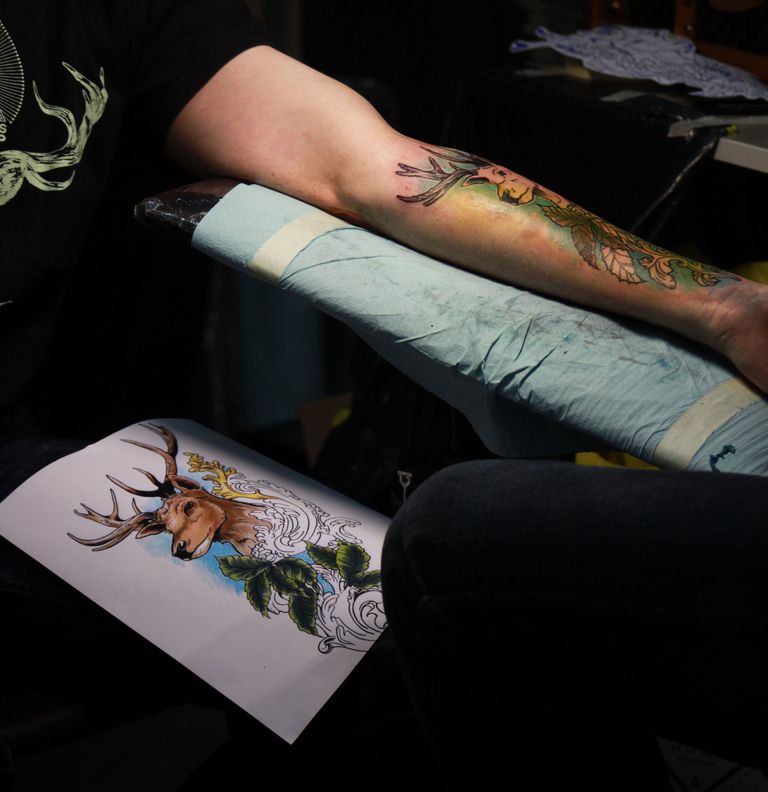 tatouage de cerf avec modele par Cédric Gyger de KZN tattoo, Besançon