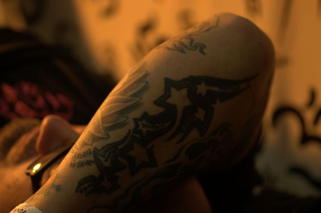 tatouage sur le coude, tatoué en souffrance
