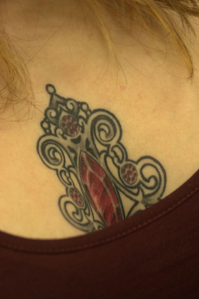 tatouage sur la poitrine