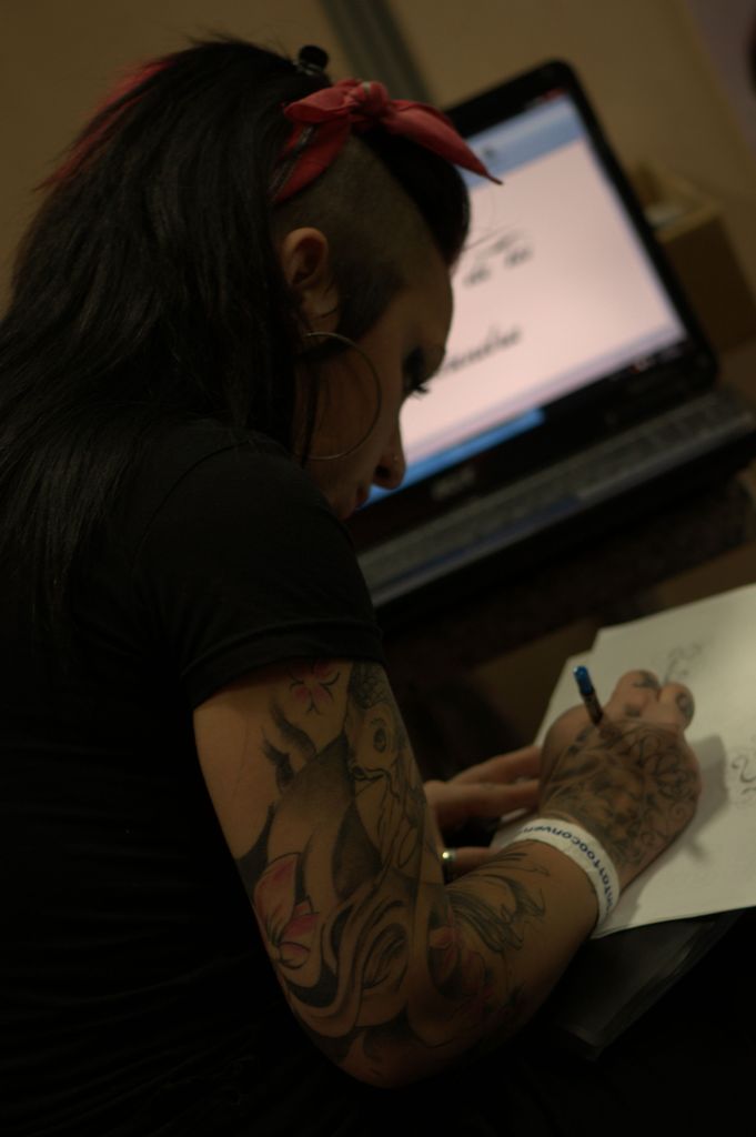 tatoueuse qui dessine