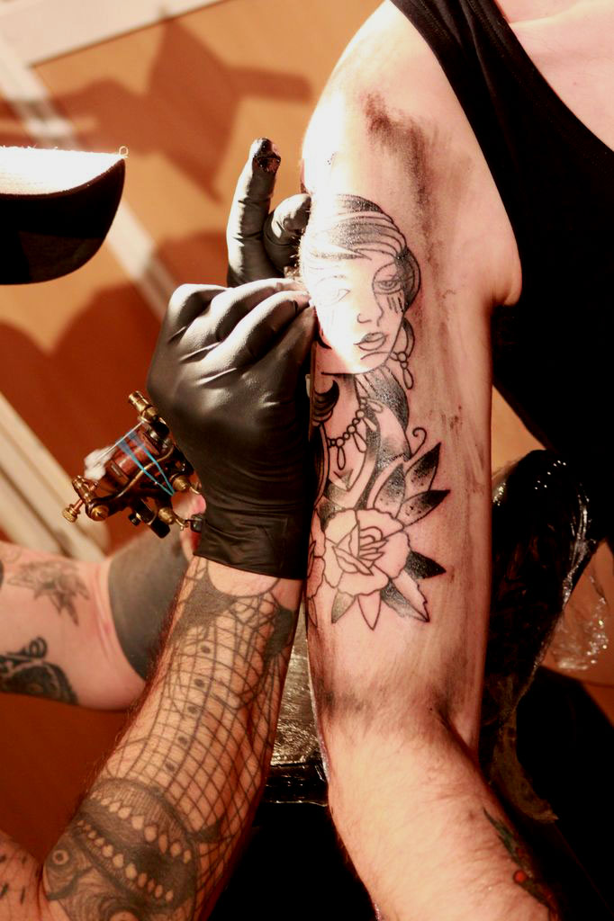 tatouage bras en cours
