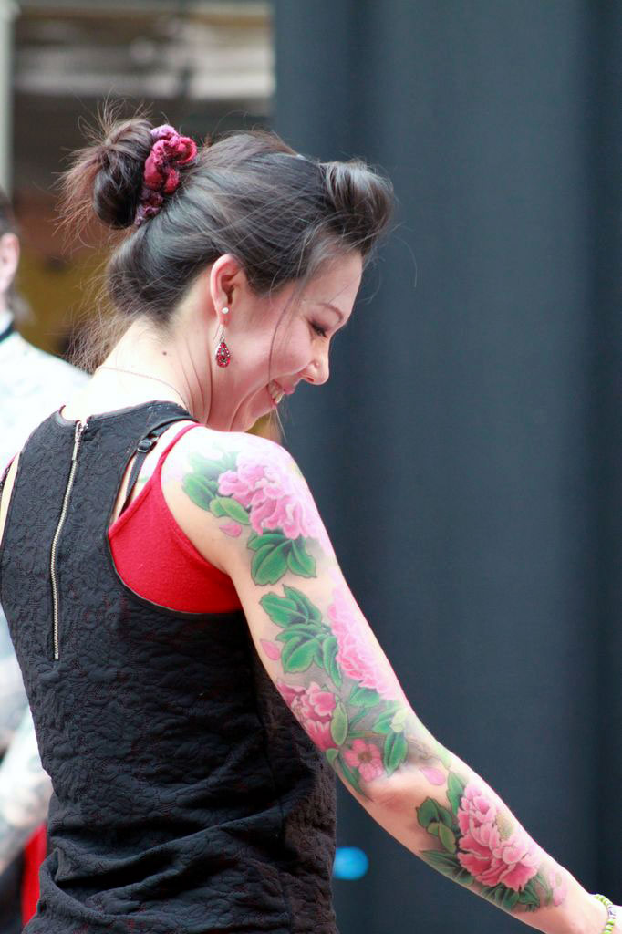 tatouage bras femme fleurs roses et vertes