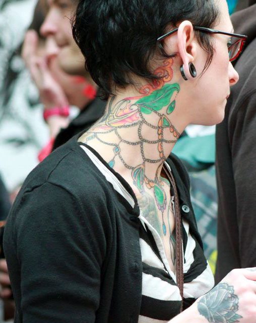 tatouage cou bijou oriental