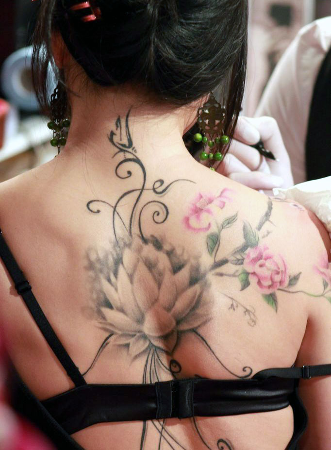 tatouage dos femme fleurs