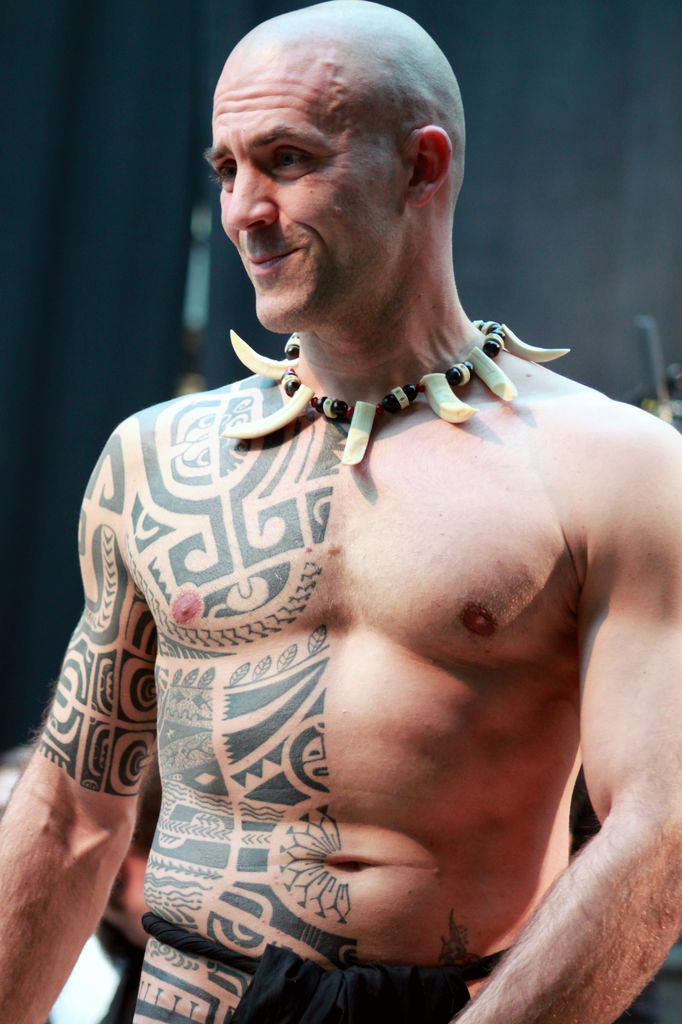 tatouage polynesien demi corps