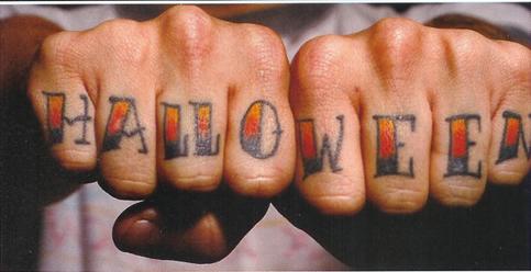 Tatouage Halloween sur les poings