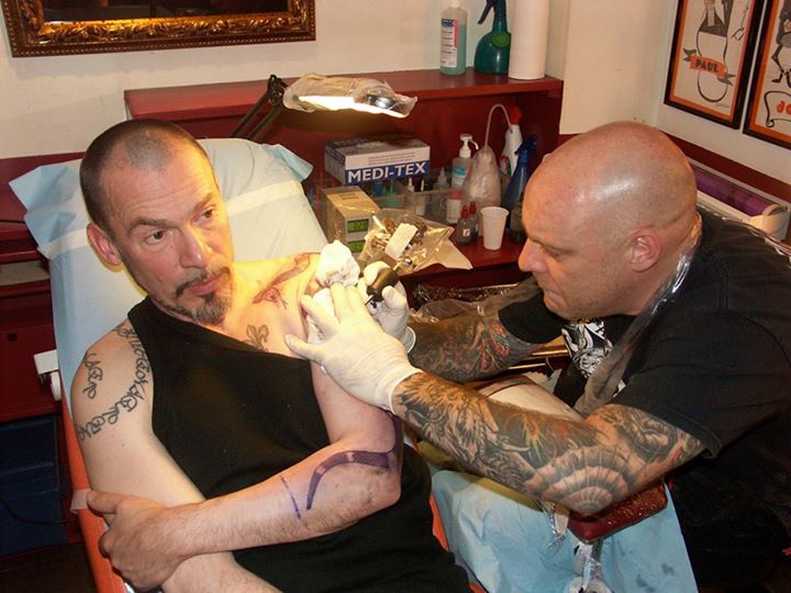 Florent pagny en plein tatouage avec Tin-Tin