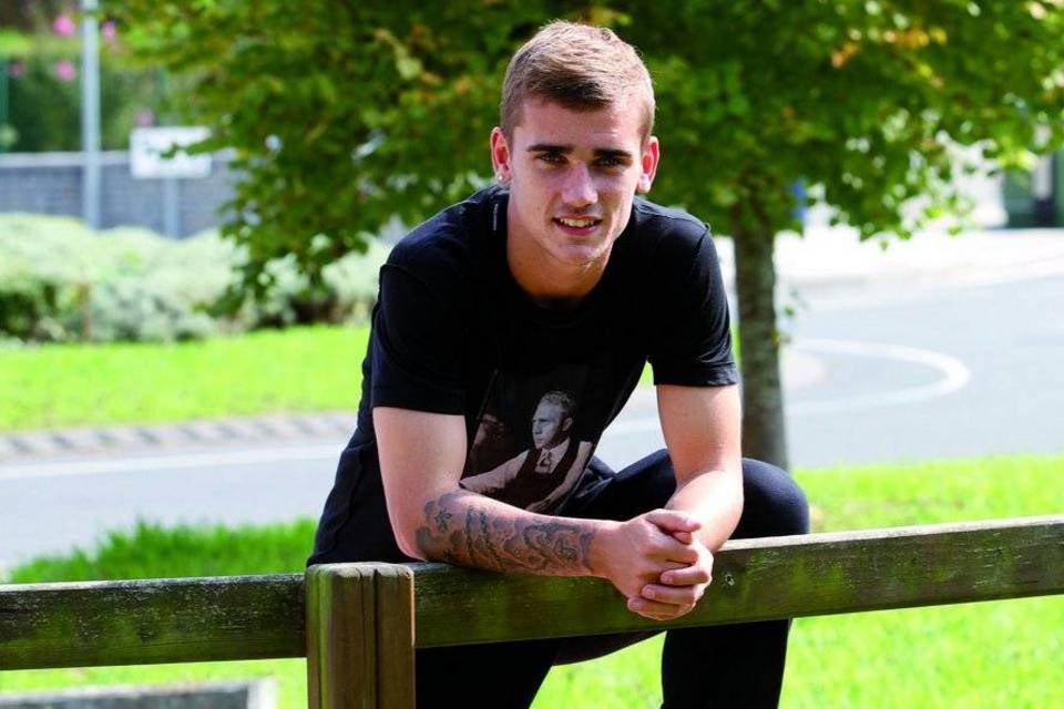 Tatouage religieux de crucifix et chapelet pour le jeune prodige Antoine Griezmann