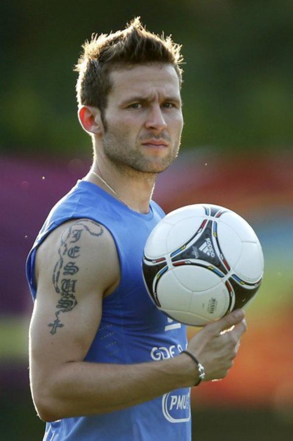 Tatouage Jesus sur le bras de yohan Cabaye