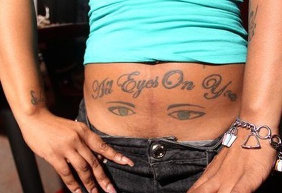 tatouage insolite all eyes on you