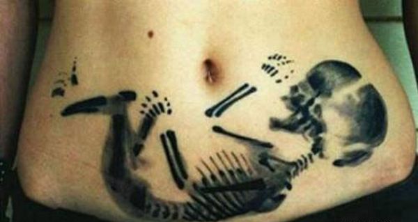 tatouage insolite de bébé aux rayons X