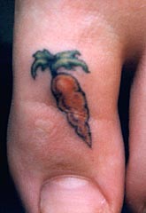 tatouage insolite de carotte sur l'orteil