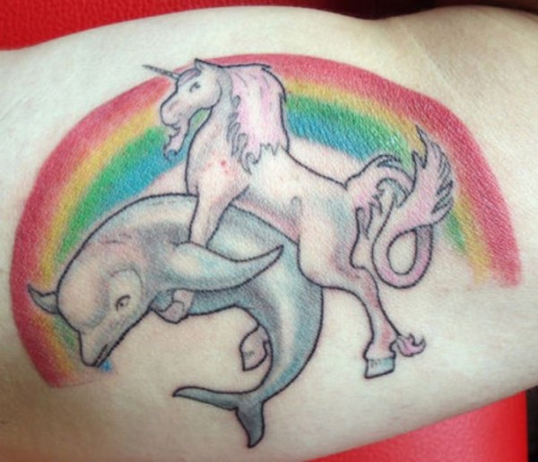 tatouage insolite de dauphin avec une licorne