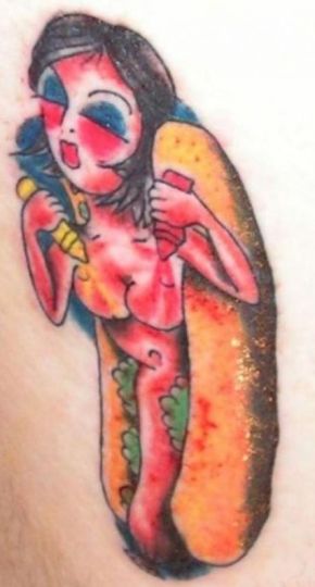 tatouage insolite de femme hot dog