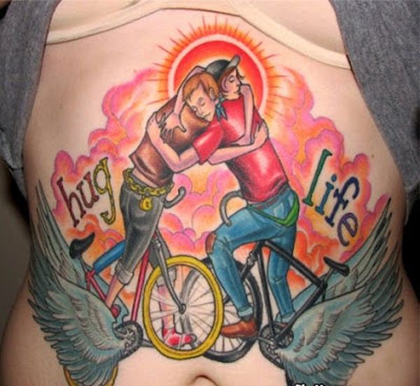 tatouage insolite : hug life