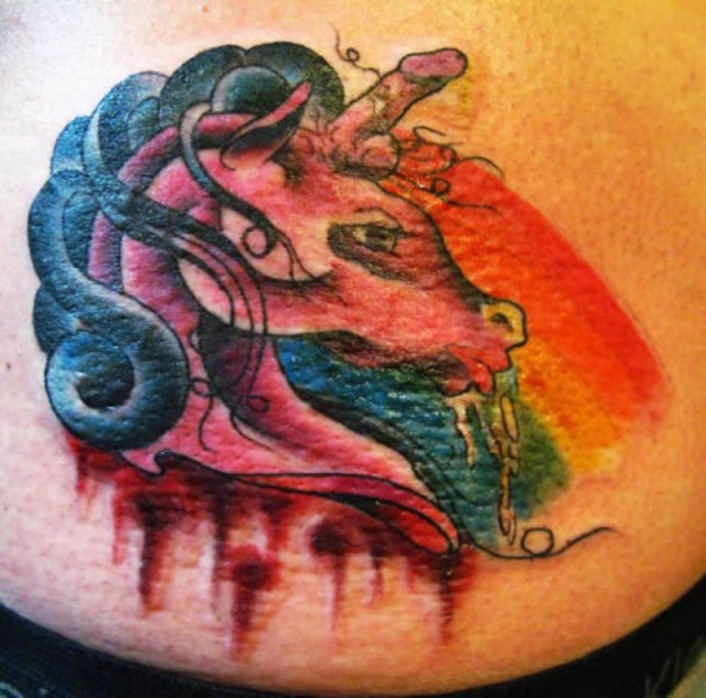tatouage insolite de licorne légèrement detournee
