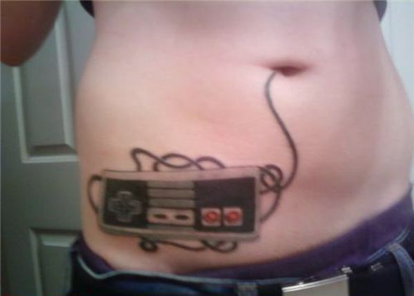 tatouage insolite de manette de NES