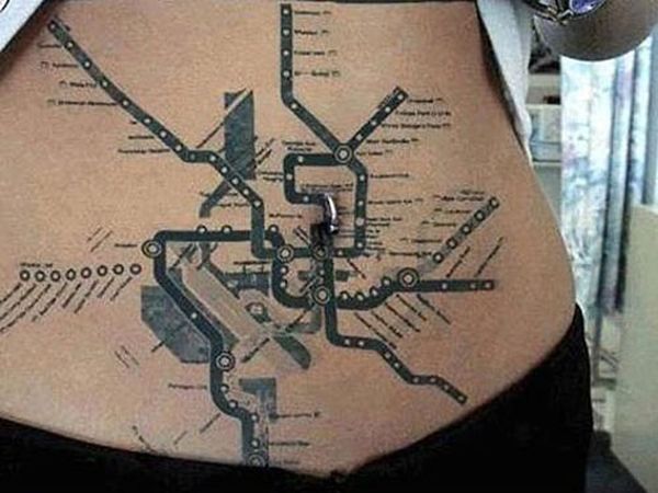 tatouage insolite de plan de métro