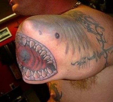 tatouage insolite de requin sur le moignon