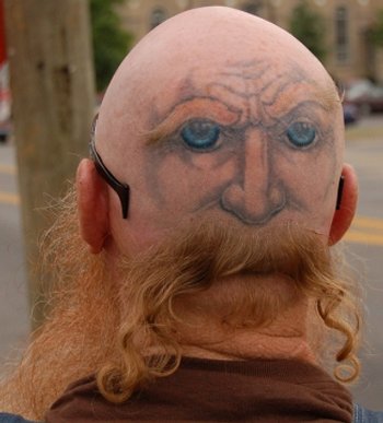 tatouage insolite de Moustache sur la tête