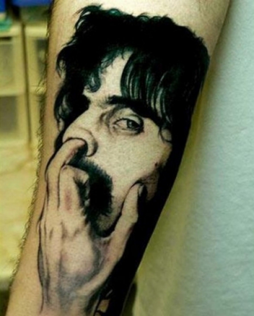 tatouage insolite du nez de Zappa