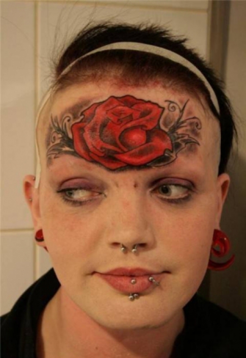 tatouage insolite de rose sur le front