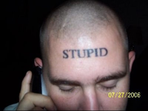 tatouage insolite stupid sur le front