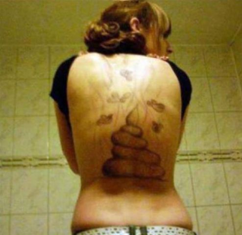 Tatouage raté de bouse dans le dos : tattoo vengeance