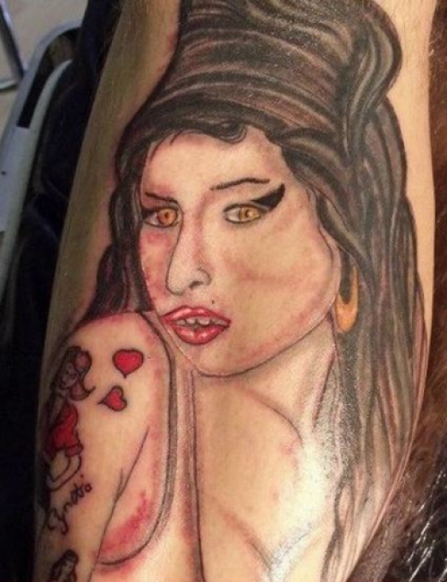 Tatouage raté portrait d'Amy Winehouse
