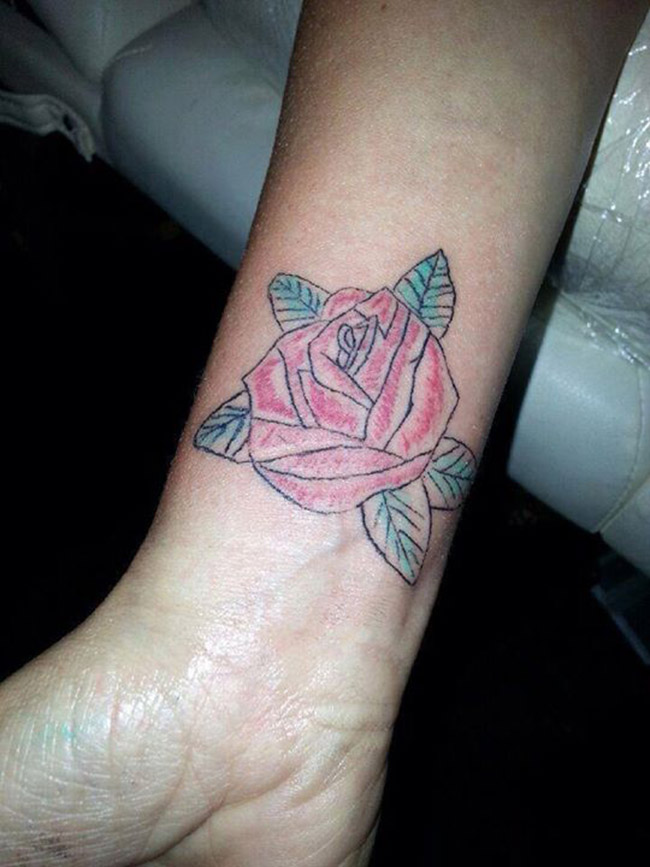 Tatouage raté de rose sur le poignet