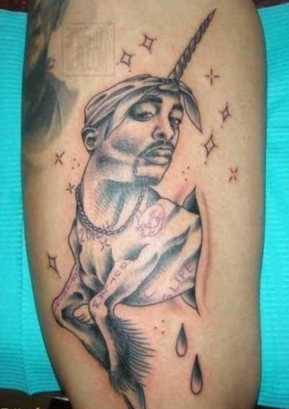 Tatouage raté de Tupac Shakur en licorne