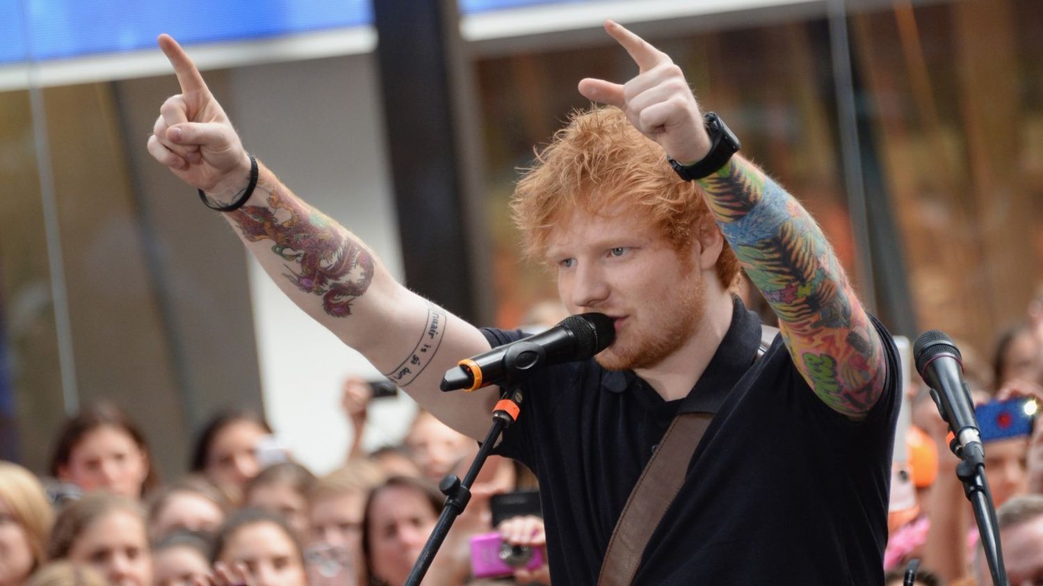 Les tatouages d'Ed Sheeran sur les avant bras