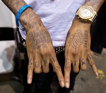 tatouages de wiz khalifa sur les mains