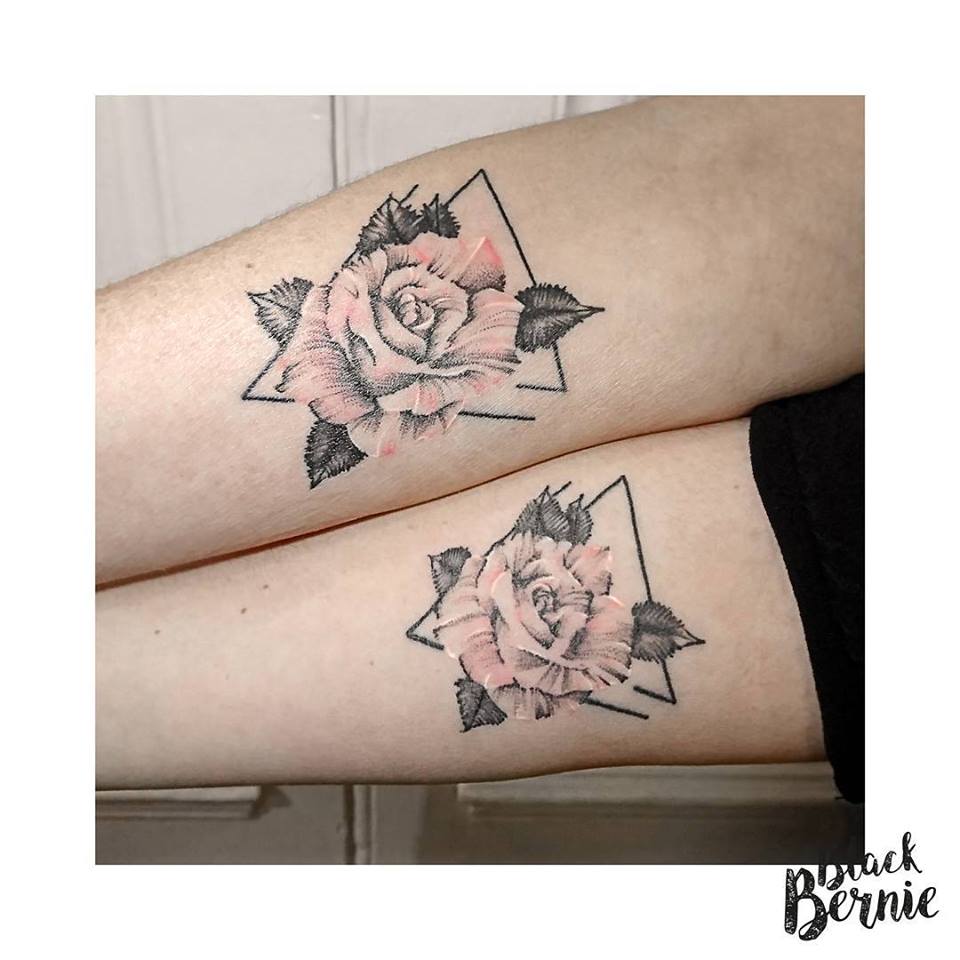 tatouages roses symetriques